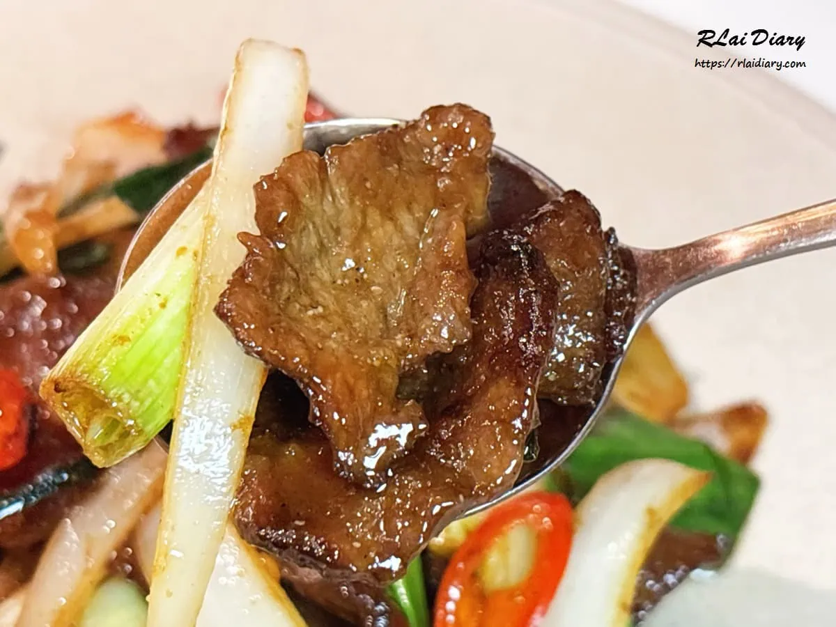 洋蔥則釋放自然甜味 與牛肉的鹹香醬氣形成鮮明對比