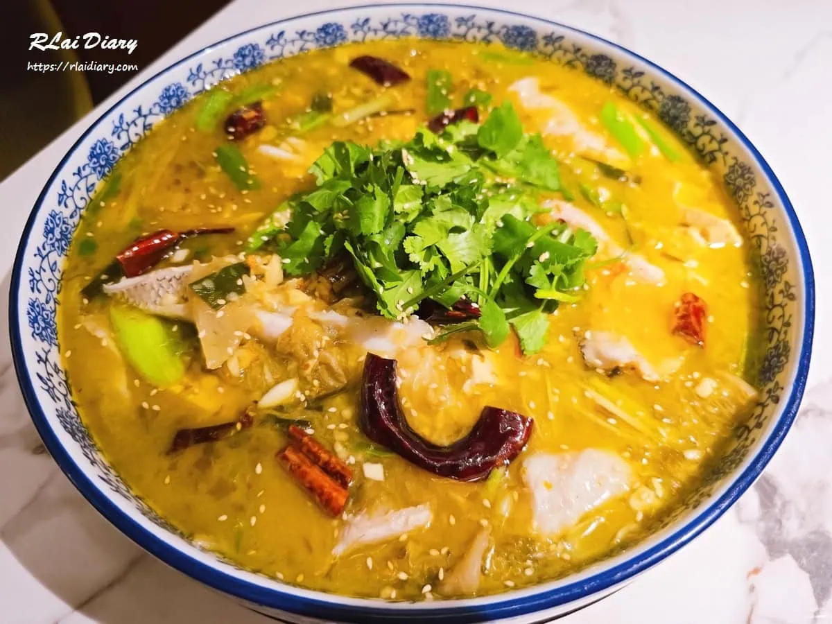 台北必吃川菜-弎弎酸菜魚，鋪滿酸菜、乾辣椒與香菜的招牌魚湯料理