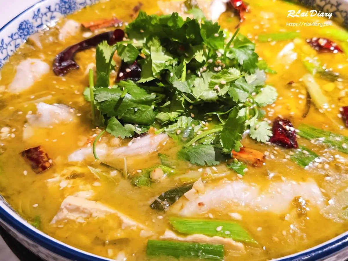 弎弎酸菜魚，鋪滿酸菜、乾辣椒與香菜的招牌魚湯料理