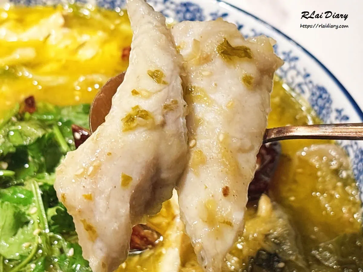 弎弎酸菜魚特寫，肉質細緻滑嫩且無土味的魚片