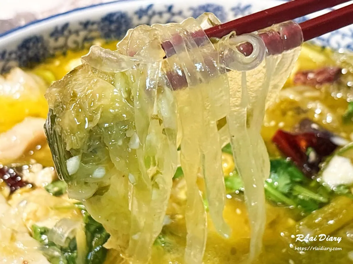 弎弎酸菜魚內的寬粉特寫，吸附酸香濃郁湯汁的誘人畫面