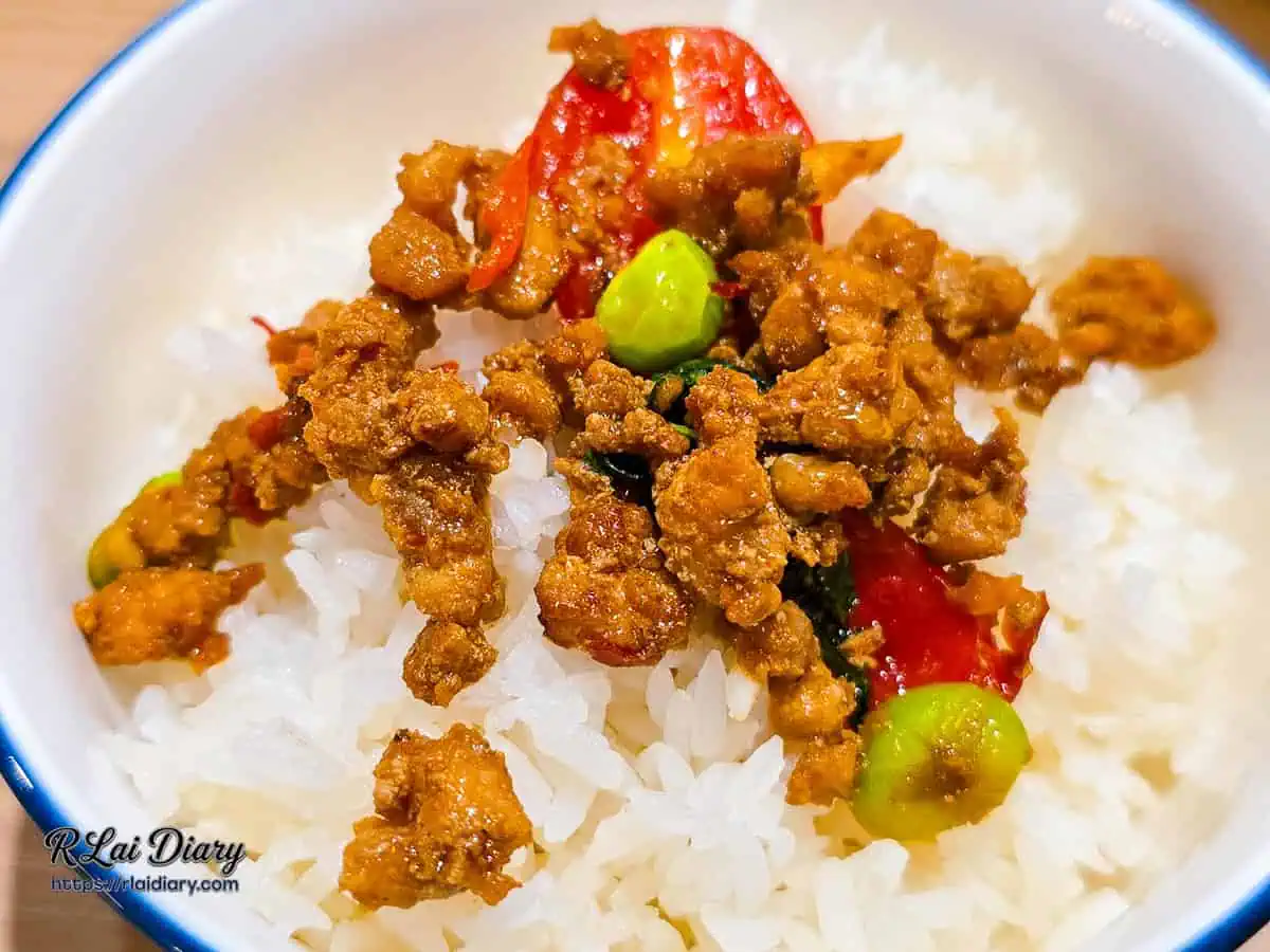超下飯的打拋豬肉淋在茉莉香米飯上的美味瞬間