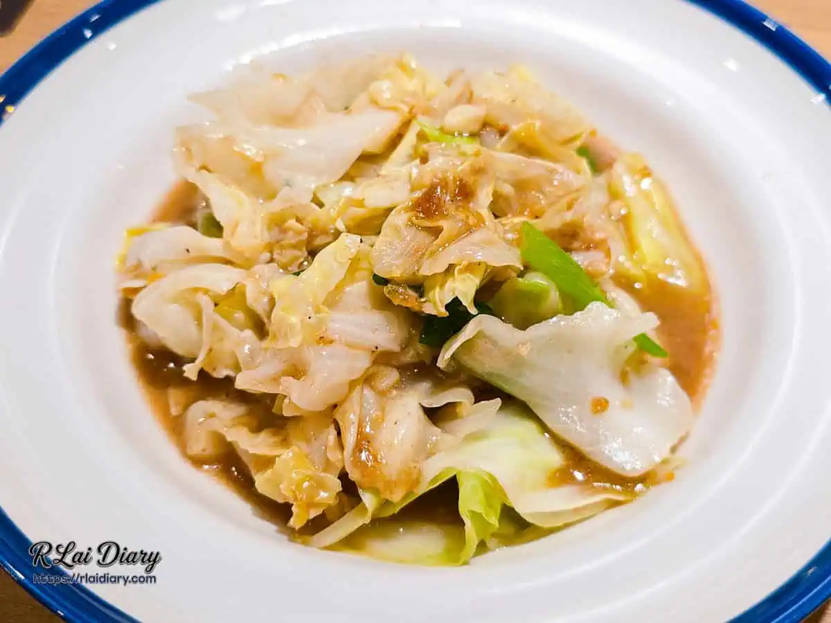 蝦醬高麗菜近拍，油亮光澤令人食指大動