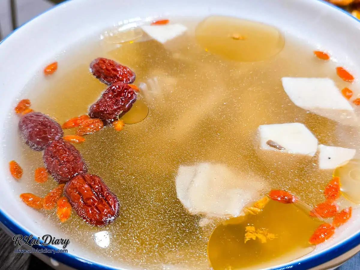 雞湯近拍，清楚可見紅棗、枸杞與香茅等燉湯食材