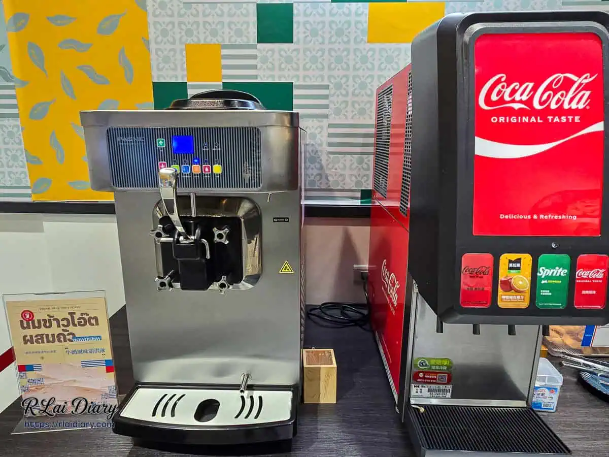 店內無限享用的牛奶風味霜淇淋機與飲料機