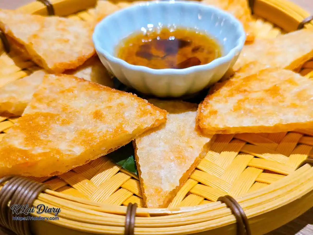 月亮蝦餅表面特寫，炸至金黃的完美酥脆口感