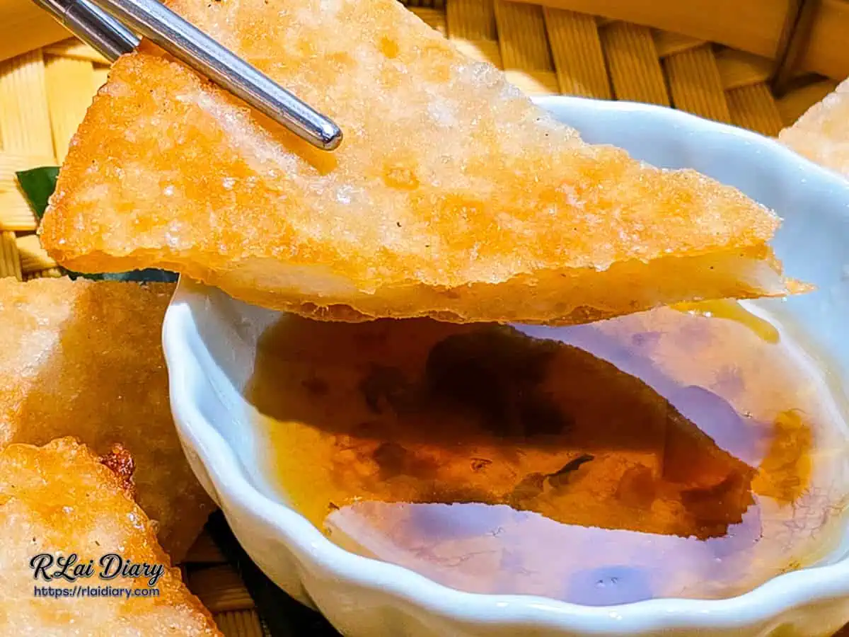 月亮蝦餅沾取酸甜梅子醬的誘人畫面