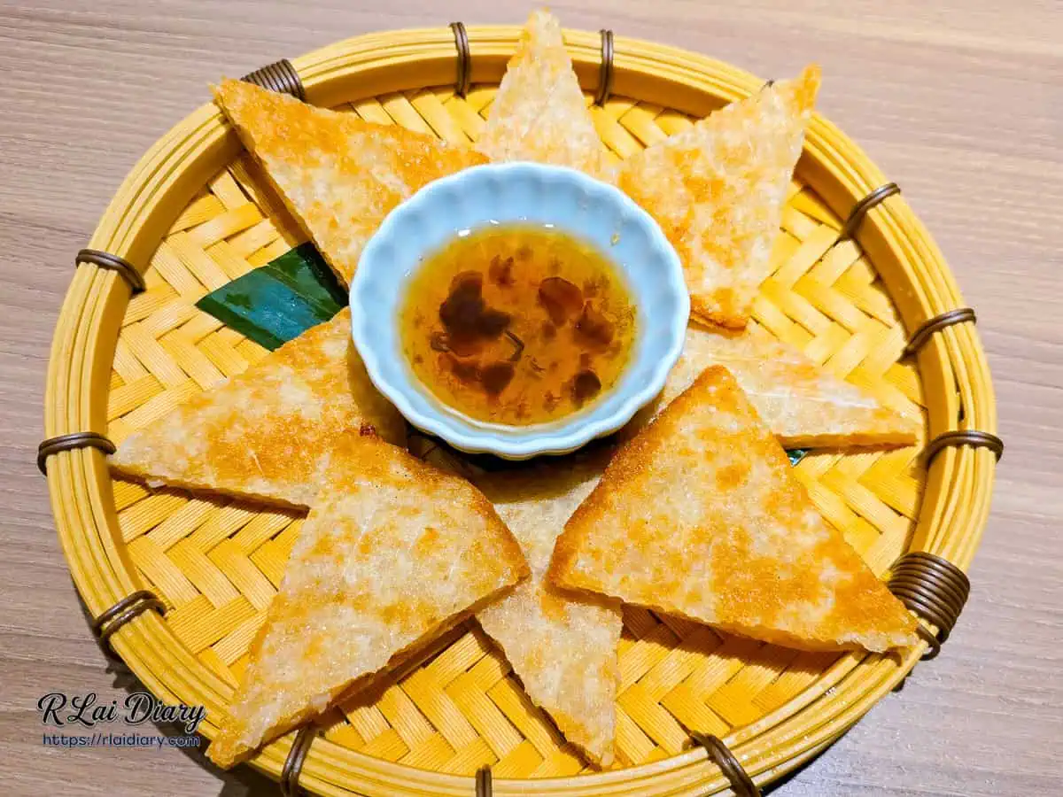 月亮蝦餅，竹籃盛裝的金黃酥脆招牌泰式料理