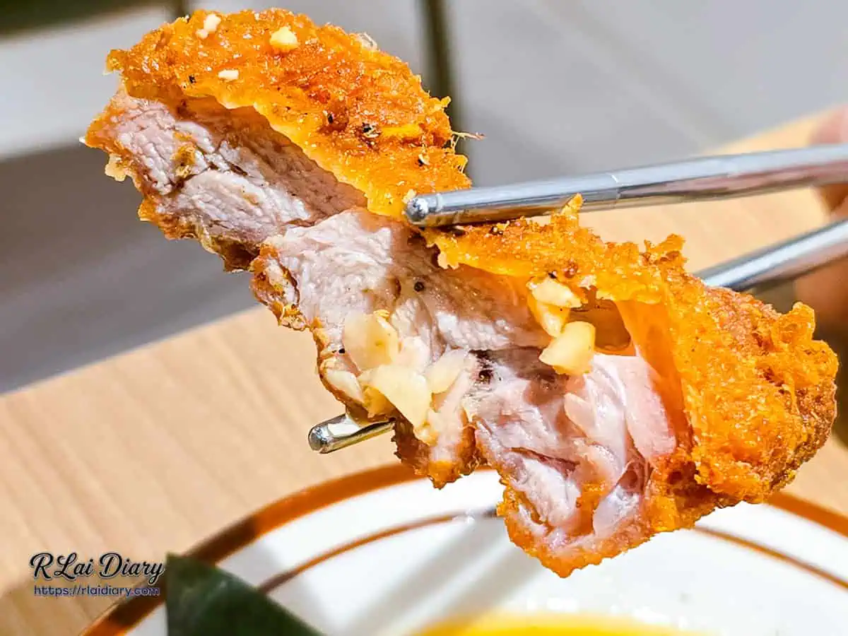 夾起一塊椒麻雞斷面秀，外皮酥脆肉質鮮嫩