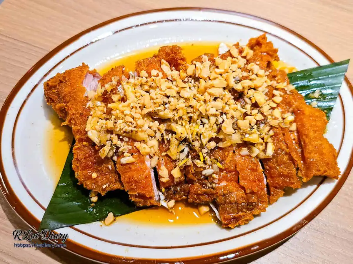曼谷椒麻雞，淋上特製酸辣醬汁的酥脆炸雞腿排
