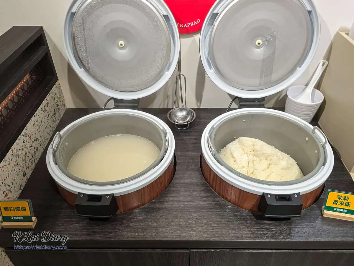 自助區熱騰騰的茉莉香米飯與每日例湯無限續用