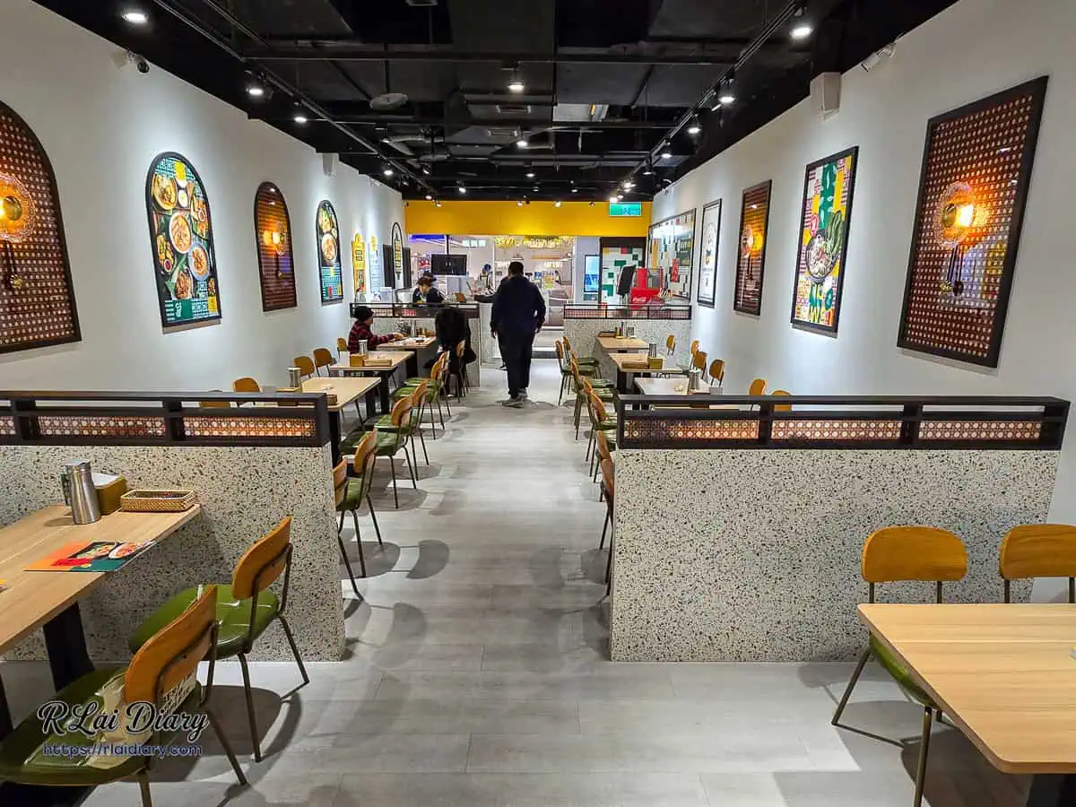 饗拋抛泰式料理店內環境全景，寬敞舒適的走道與明亮鮮黃色入口視野
