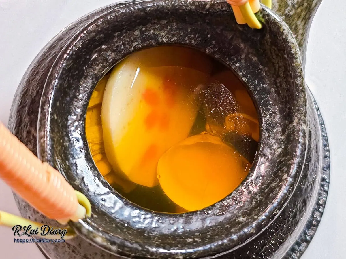 海酒食堂-土瓶蒸內部特寫-內含魚板與鮮美高湯