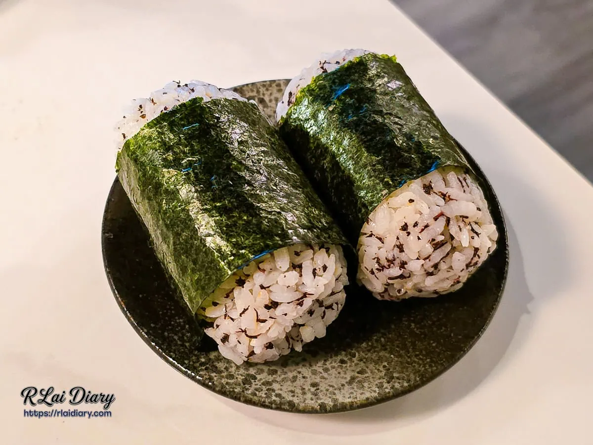 海酒食堂-特色主食-外層包覆酥脆海苔的紫蘇飯糰