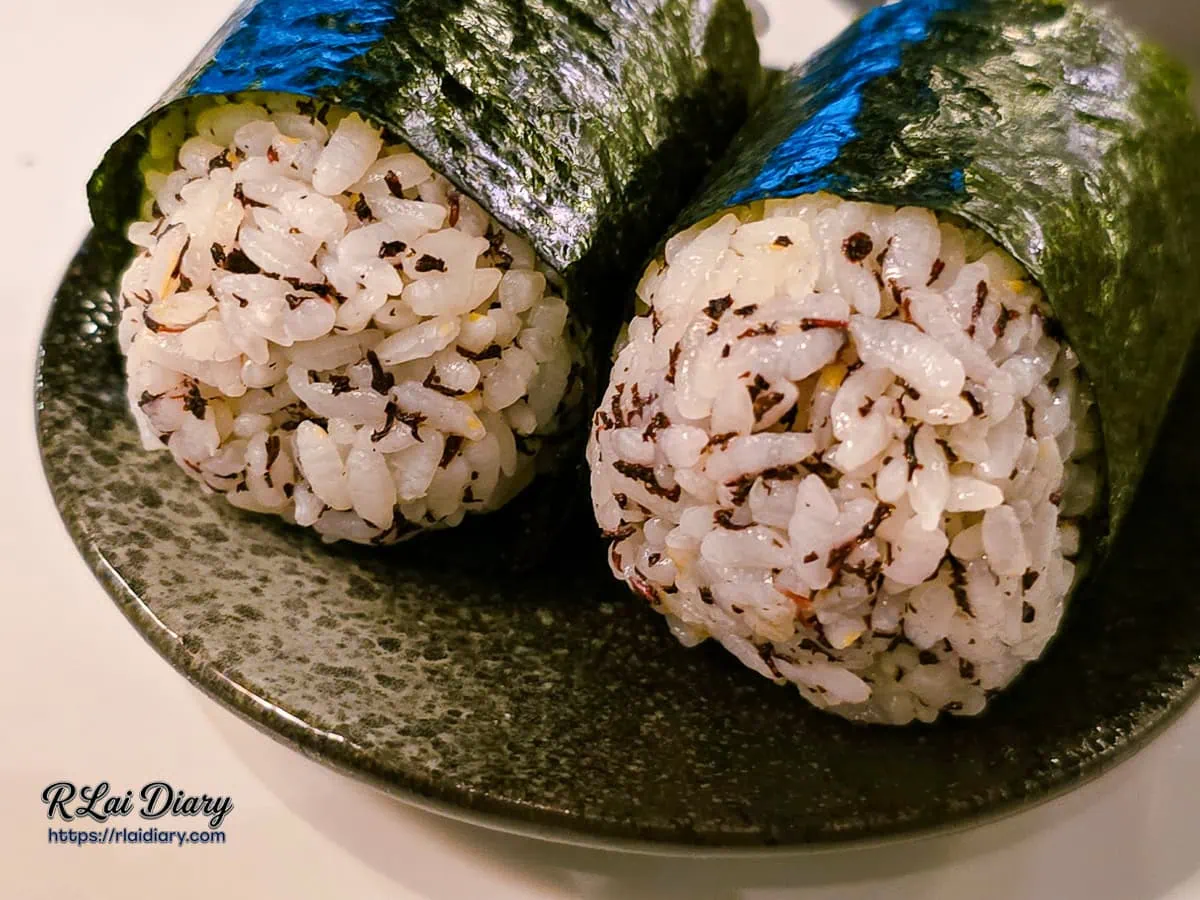 海酒食堂-紫蘇飯糰特寫-拌入紫蘇葉的清爽米飯