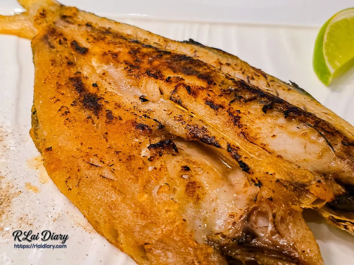 海酒食堂-午仔魚一夜干特寫-魚肉細緻多汁油脂豐富