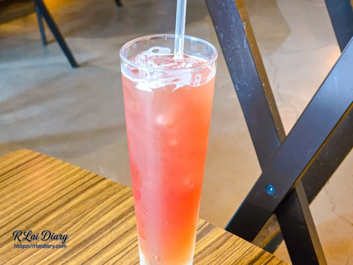 鈾咖啡餐酒館招牌調酒鈾冰茶呈現橘紅色漸層色澤