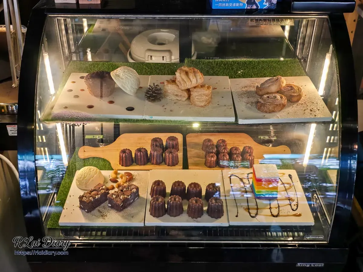 鈾咖啡餐酒館甜點櫃展示當日手作蛋糕與可麗露