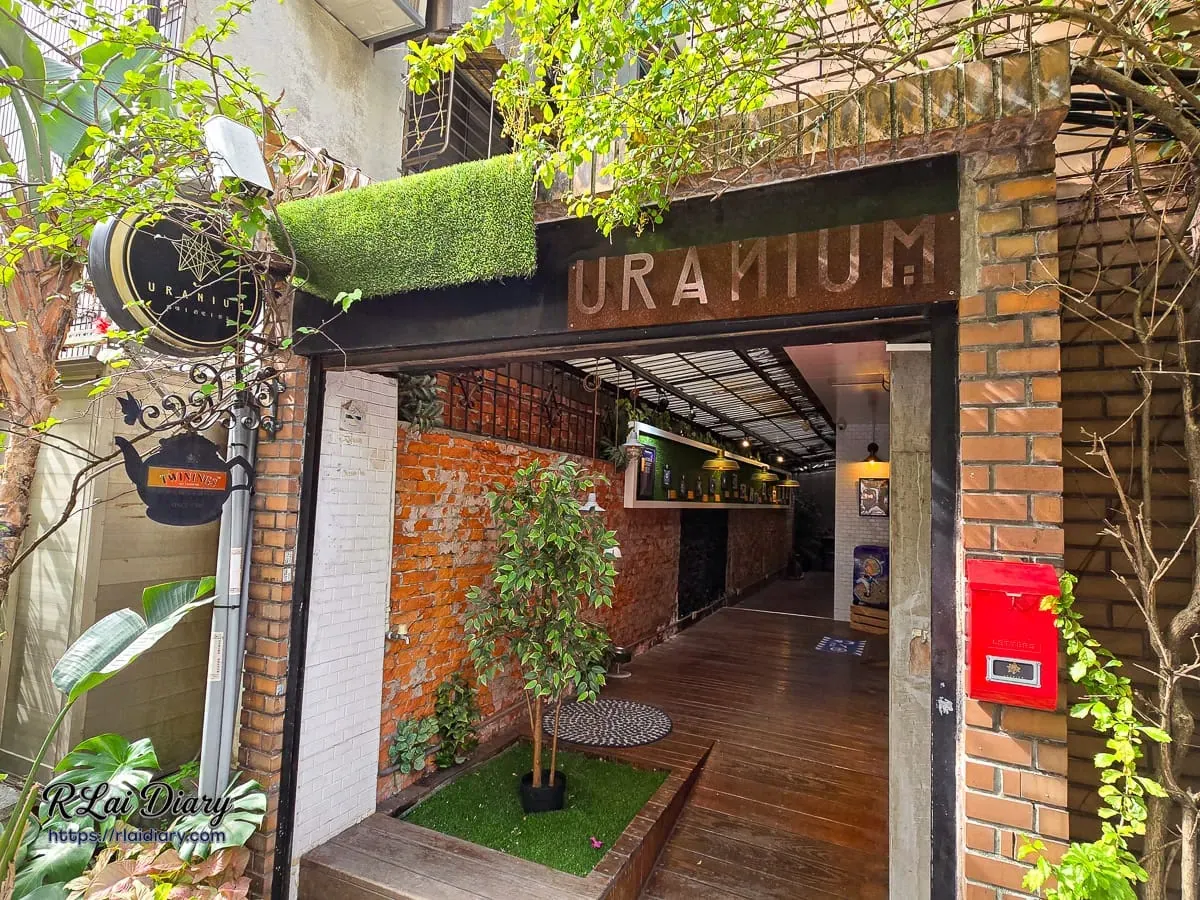 鈾咖啡餐酒館大安區復古紅磚外牆與充滿綠意的入口設計