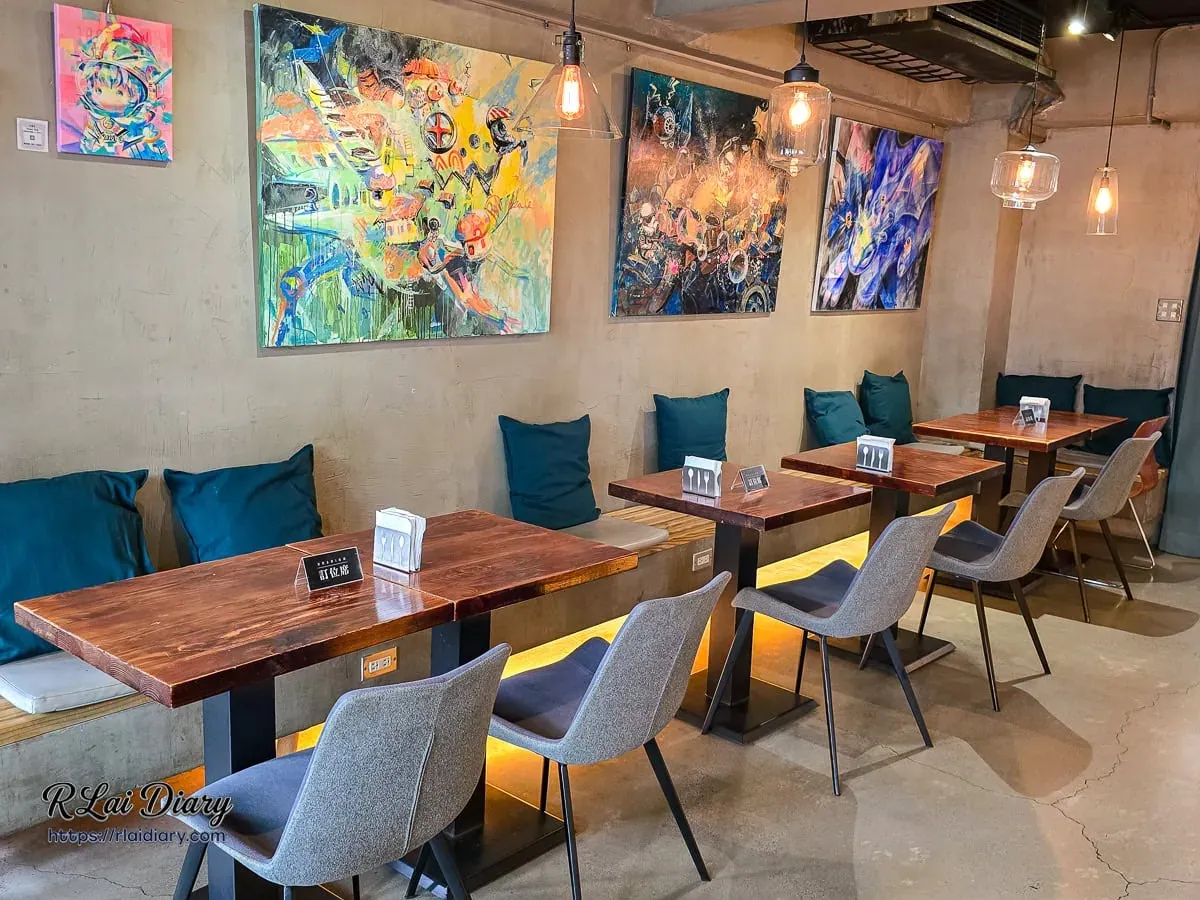 鈾咖啡餐酒館結合藝廊風格的用餐空間與牆面畫作展示