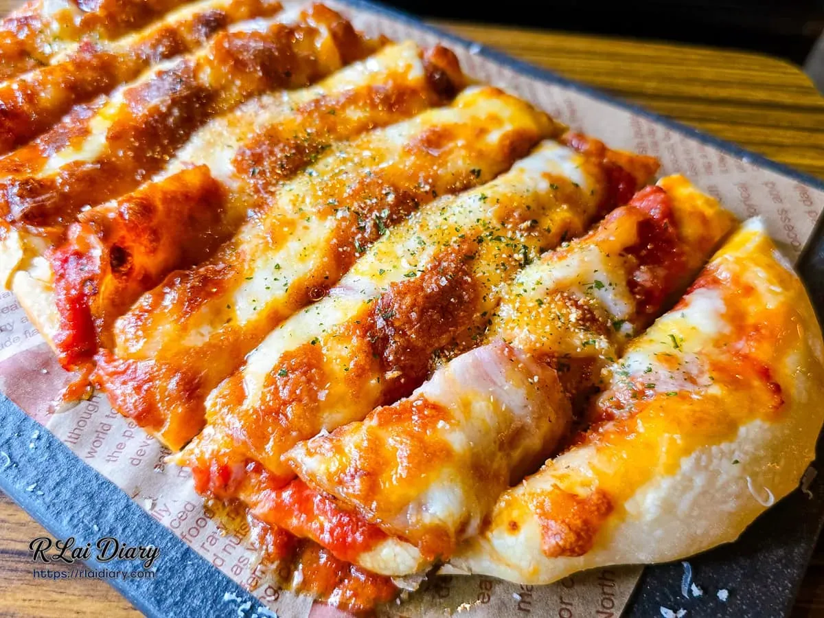 鈾咖啡餐酒館披薩金黃烤色與起司培根配料特寫