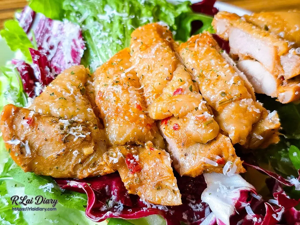 鈾咖啡餐酒館烤雞腿沙拉特寫金黃酥脆雞皮與帕瑪森起司