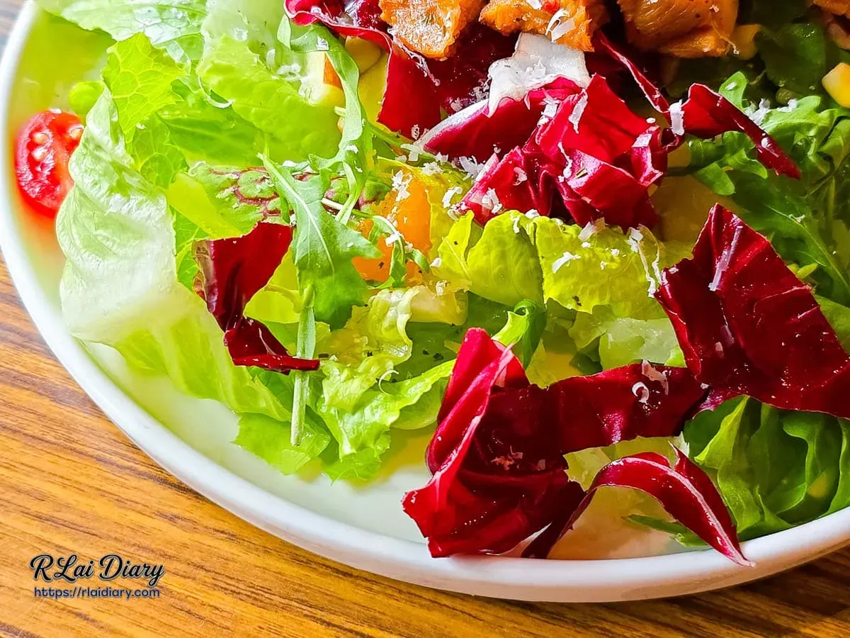 鈾咖啡餐酒館沙拉新鮮生菜與紅捲鬚葉細節特寫