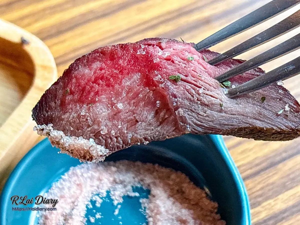 鈾咖啡餐酒館舒肥牛排沾取玫瑰海鹽提味特寫