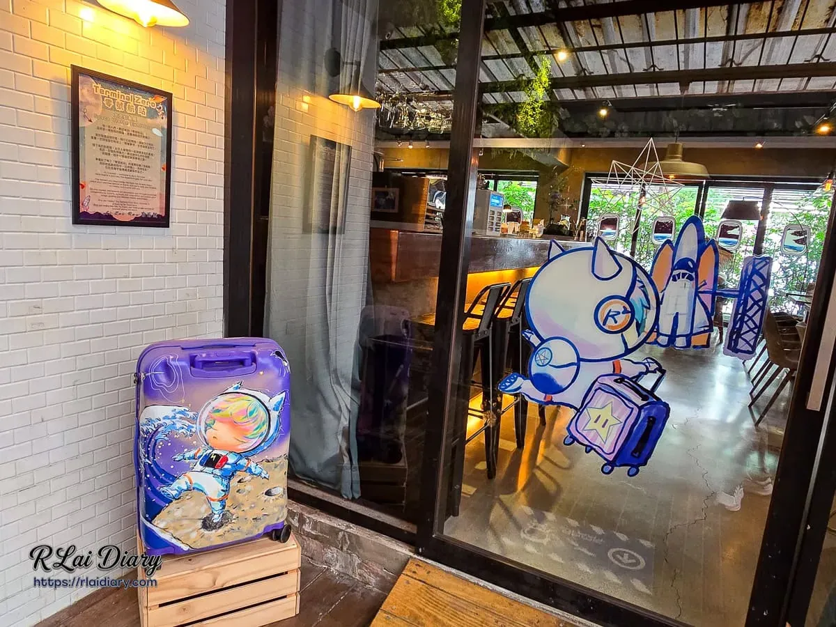 鈾咖啡餐酒館落地窗太空主題窗貼與手繪行李箱裝飾