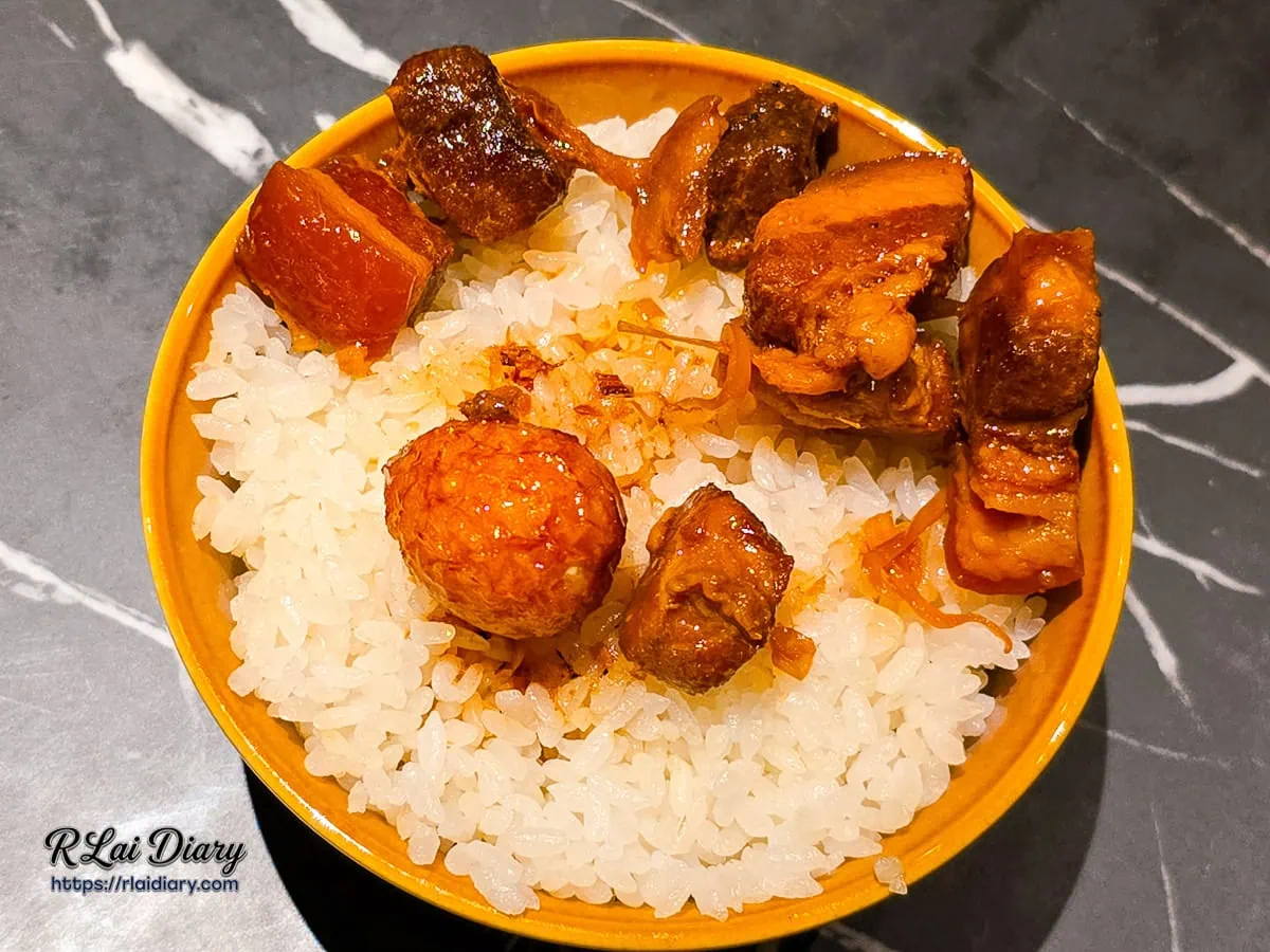 將焦香椰汁瓦鍋豬淋在白飯上，完美的下飯組合，令人食指大動