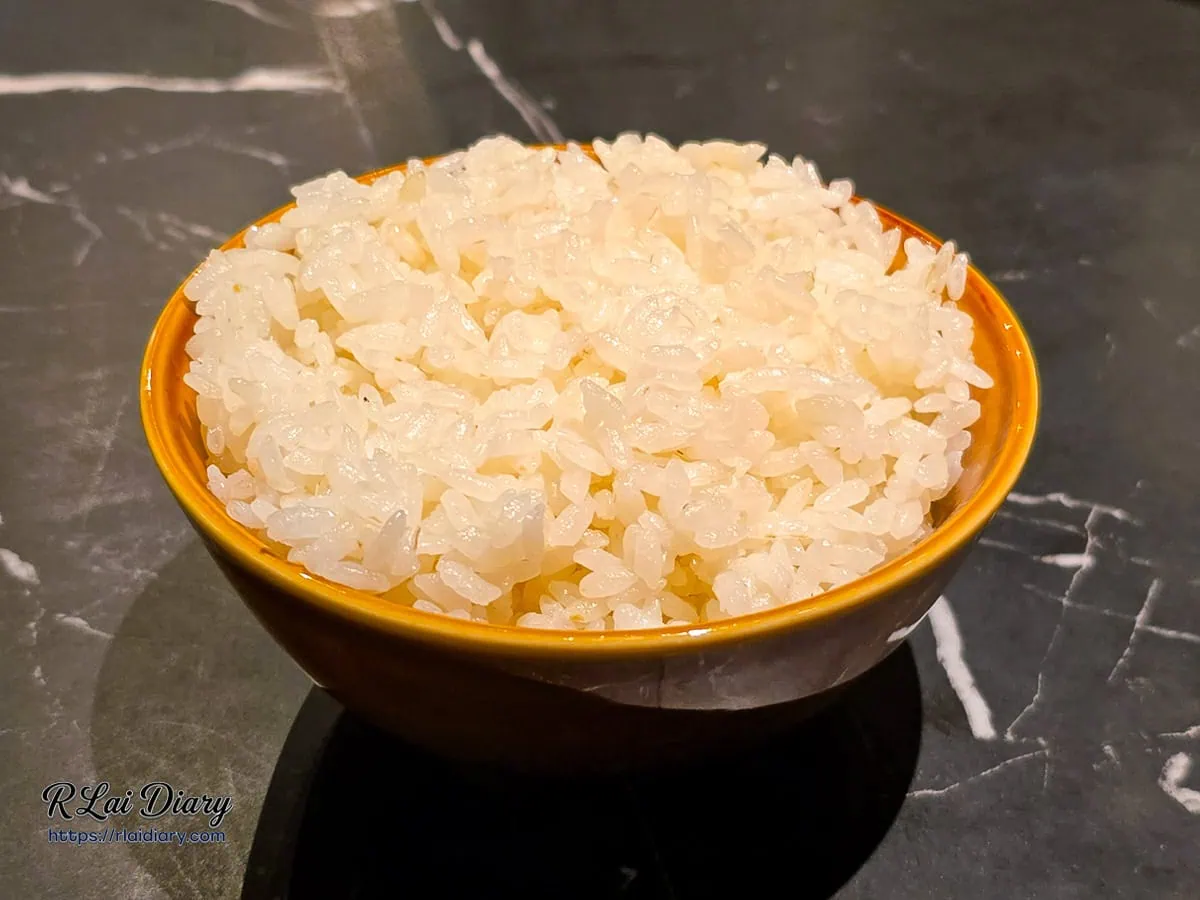 椰香飯近拍特寫，米粒飽滿晶瑩，是搭配重口味越南料理的最佳主食