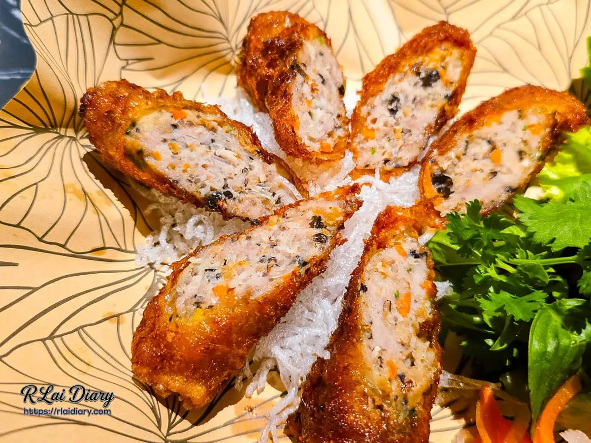 俯拍金酥炸春捲，精緻的擺盤呈現花朵綻放般的視覺效果