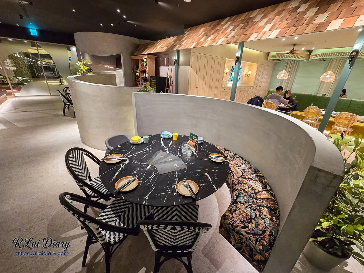 圓弧形的半開放式座位區，搭配黑白圖騰餐椅，呈現法越融合的設計美學