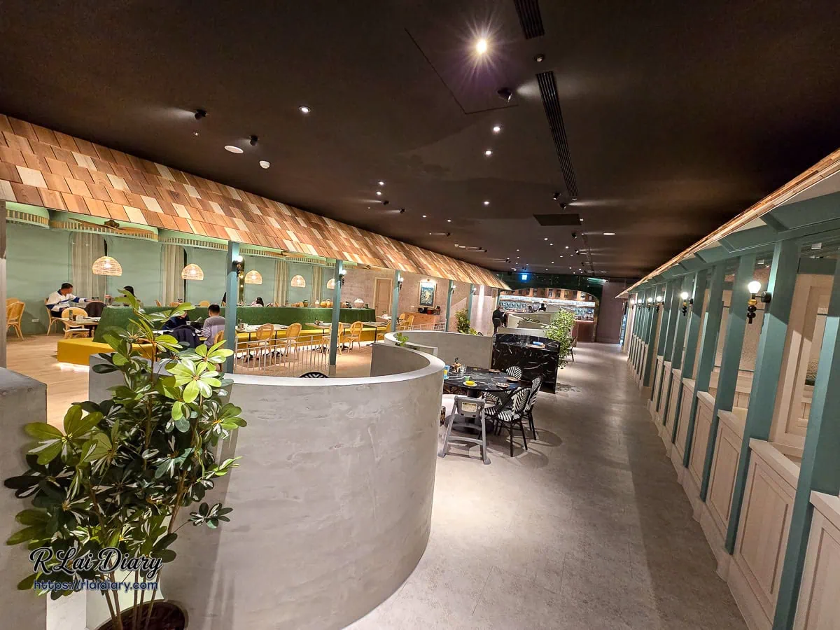 餐廳內部用餐區，流線型水泥半包廂座位設計，提供私密的用餐氛圍