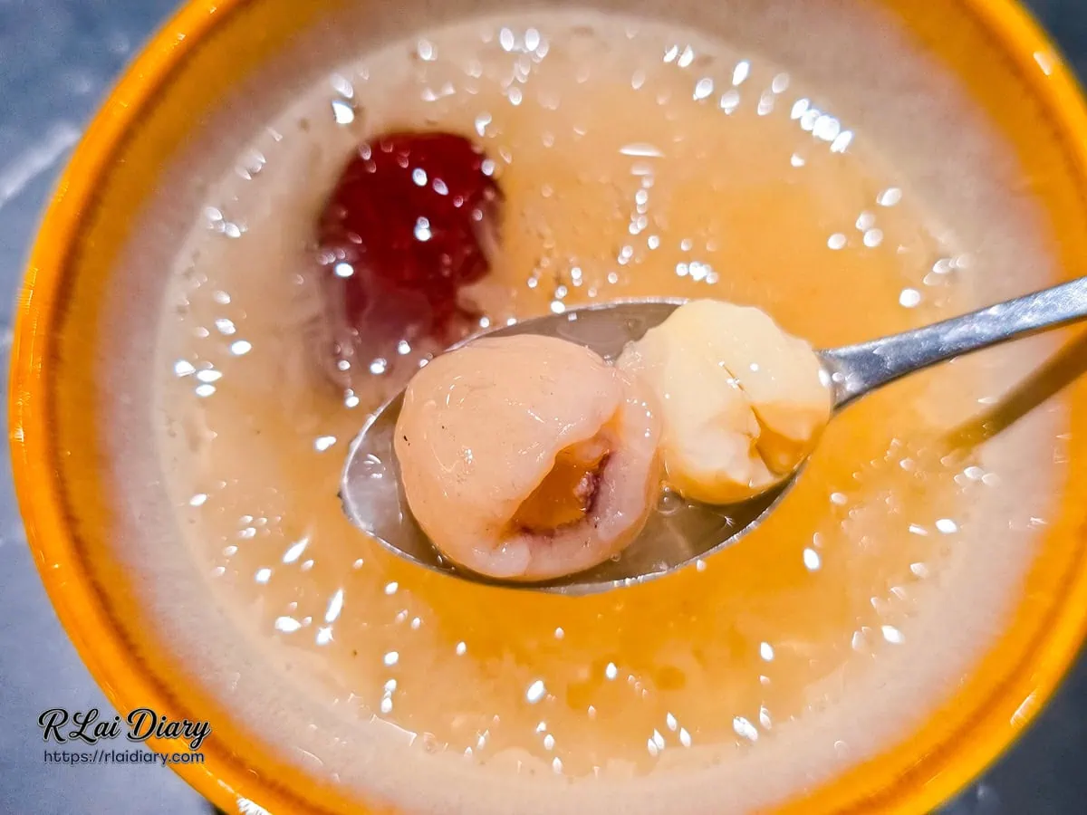 湯匙舀起龍眼與蓮子，用料實在，是養生又美味的飯後甜點