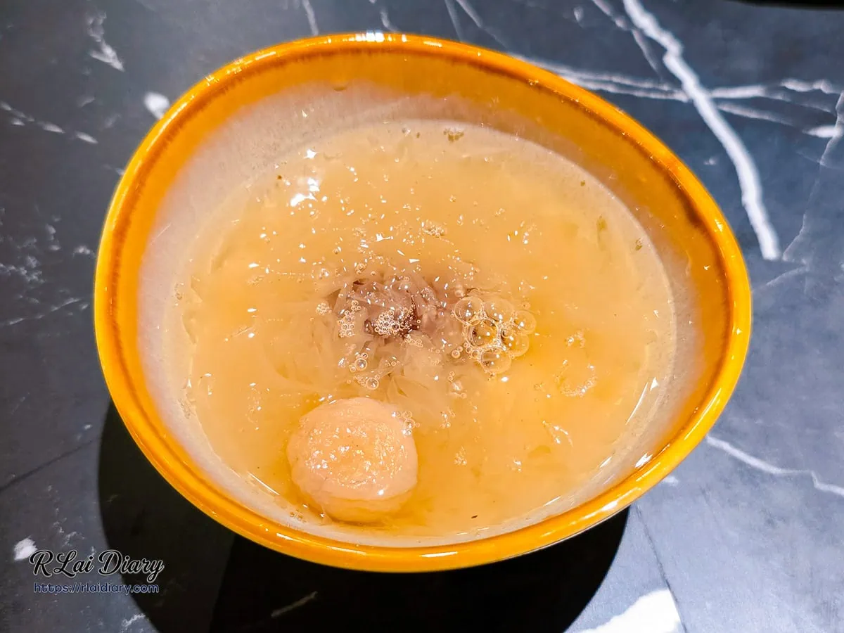 龍眼蓮子木耳露（熱），溫潤的甜湯中漂浮著白木耳與龍眼乾