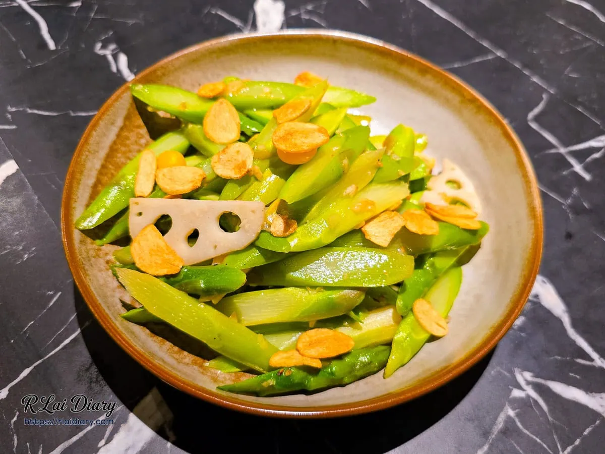 蓮藕蘆筍燴時蔬，翠綠的蘆筍與潔白的蓮藕片清炒，撒上蒜片提味