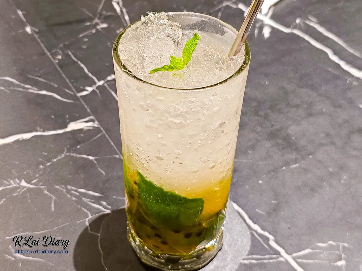 熱帶百香莫西多（無酒精），氣泡飲中加入新鮮薄荷葉與百香果，清涼消暑