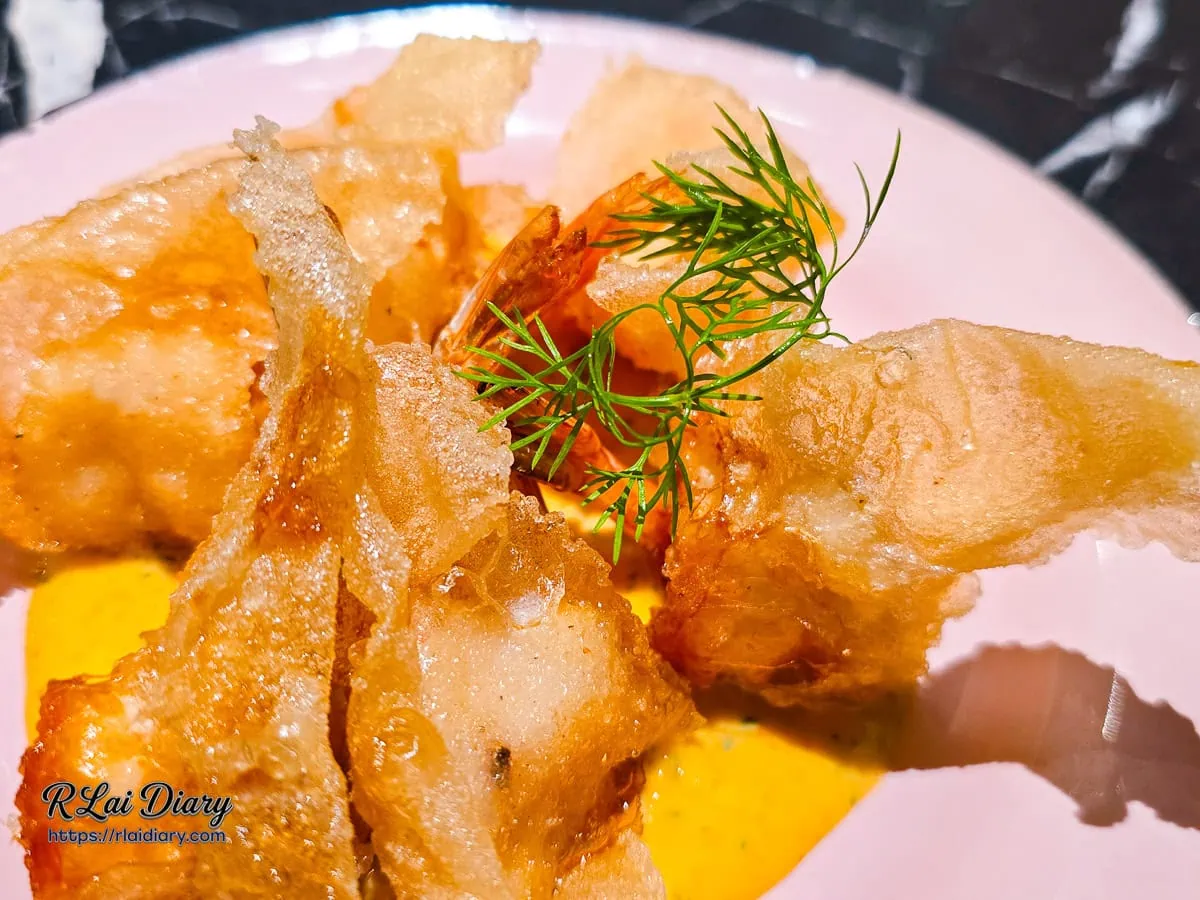 米紙雲朵蝦近距離特寫，展現米紙油炸後獨特的空氣感與酥脆紋理