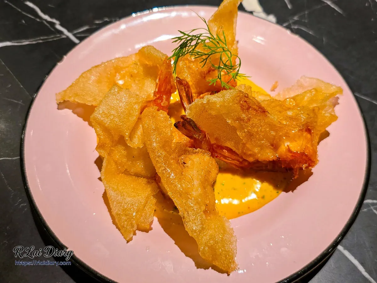 米紙雲朵蝦，蓬鬆酥脆的外皮包裹鮮蝦，搭配黃色的是拉差美乃滋醬汁