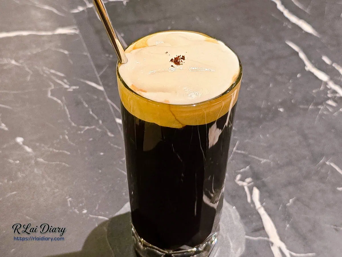 椰香鹹奶蓋冰咖啡，黑咖啡上方覆蓋著厚厚一層綿密的鹹甜奶蓋