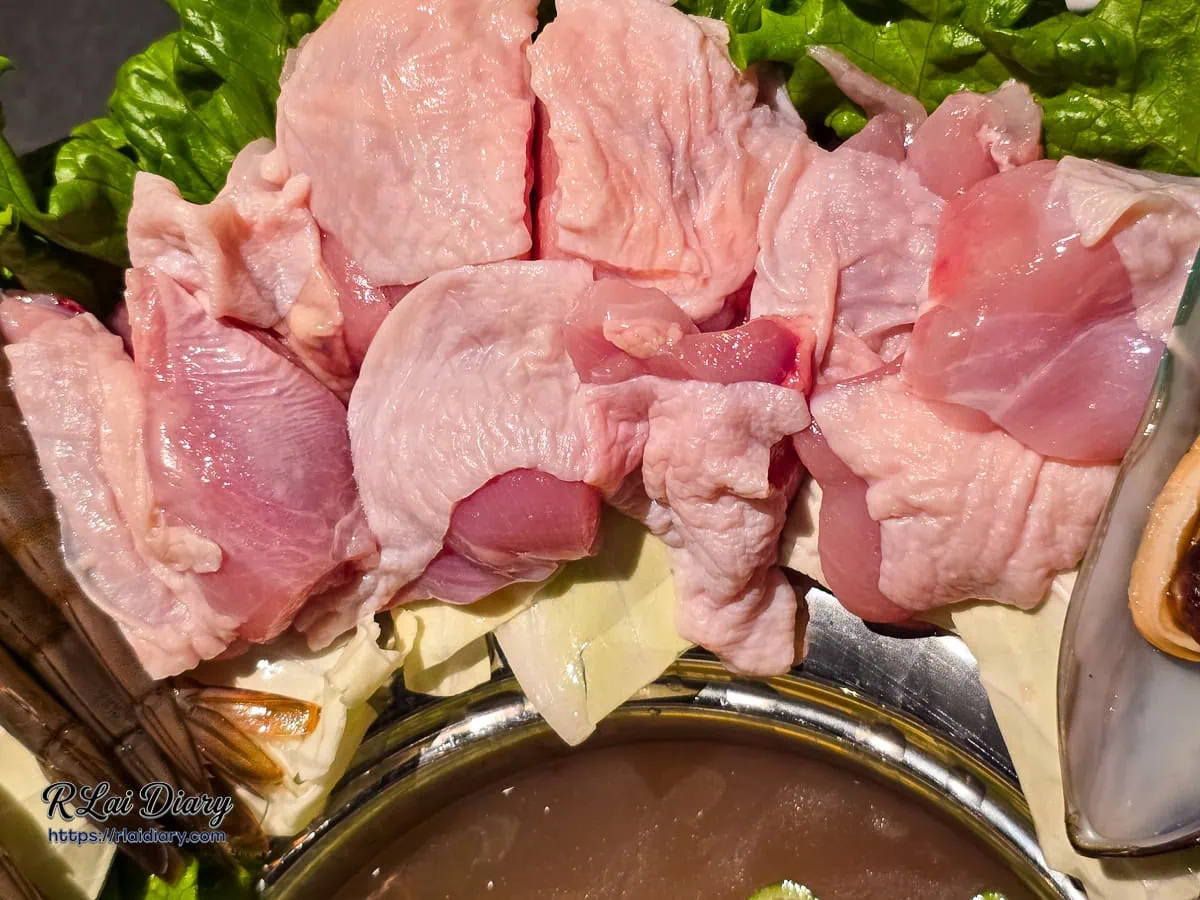 海陸推推鍋雞肉特寫，粉嫩的新鮮雞腿肉塊，搭配海鮮一同享用