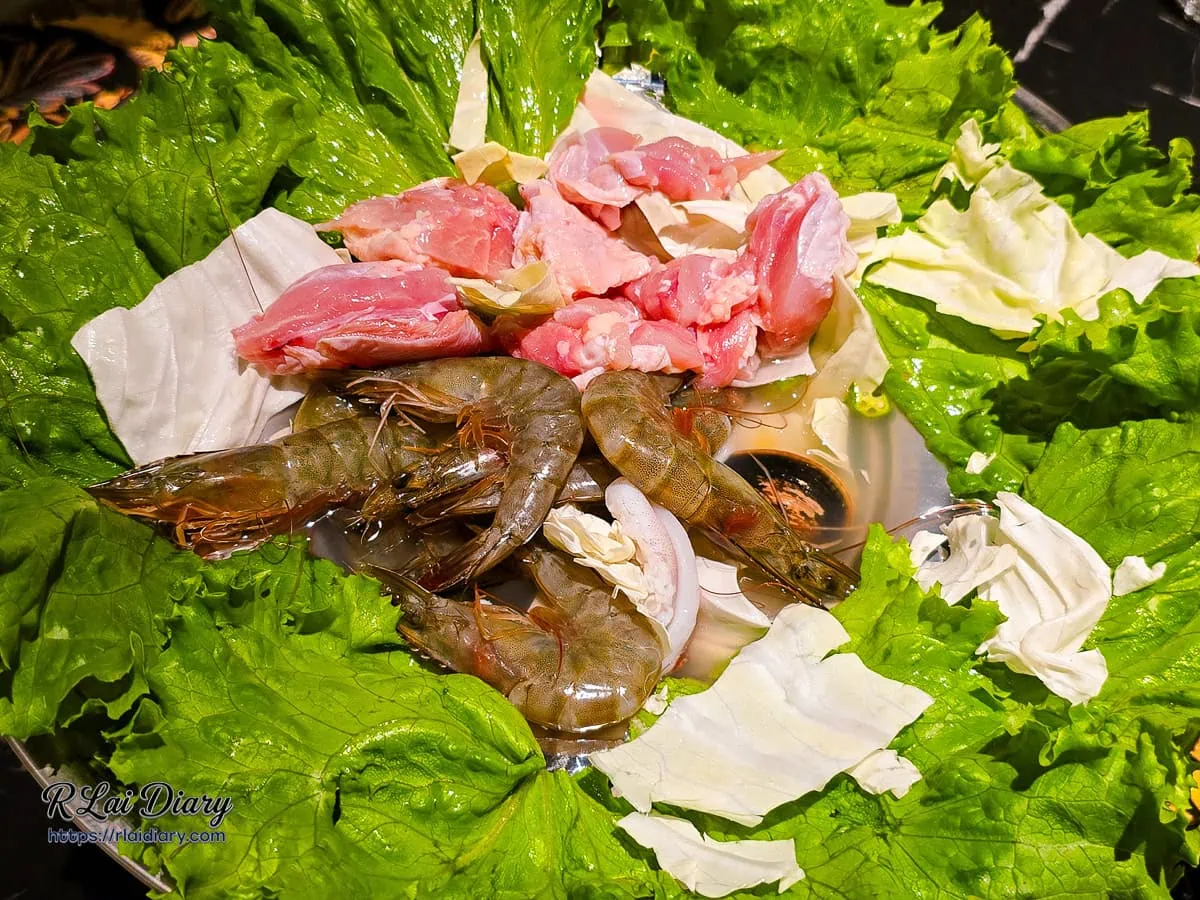 海陸推推鍋完整食材盤，豐富的海陸食材將鍋面鋪得滿滿，視覺效果震撼