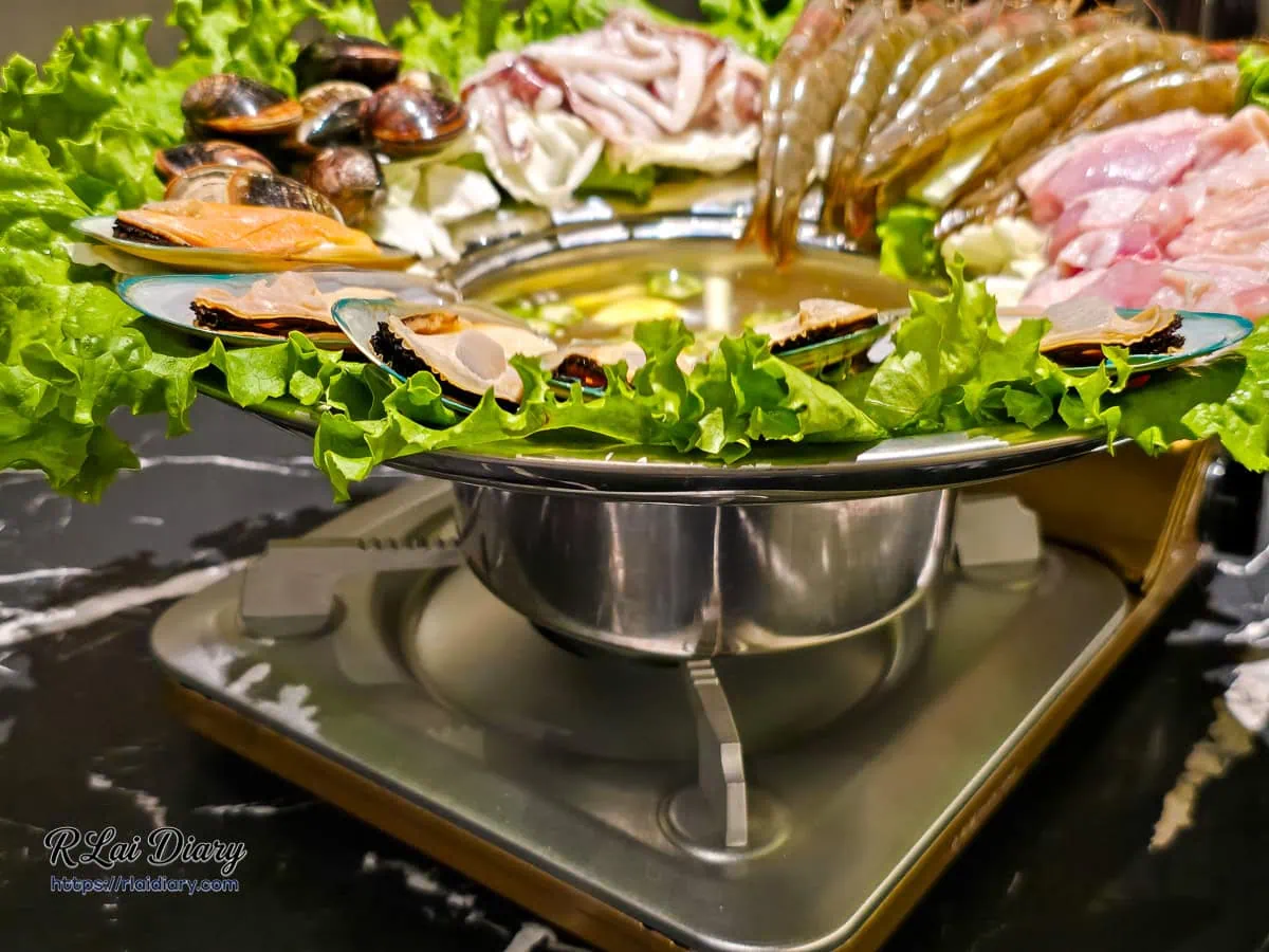 海陸推推鍋側面視角，展示特殊的鍋具造型與下方加熱的爐火