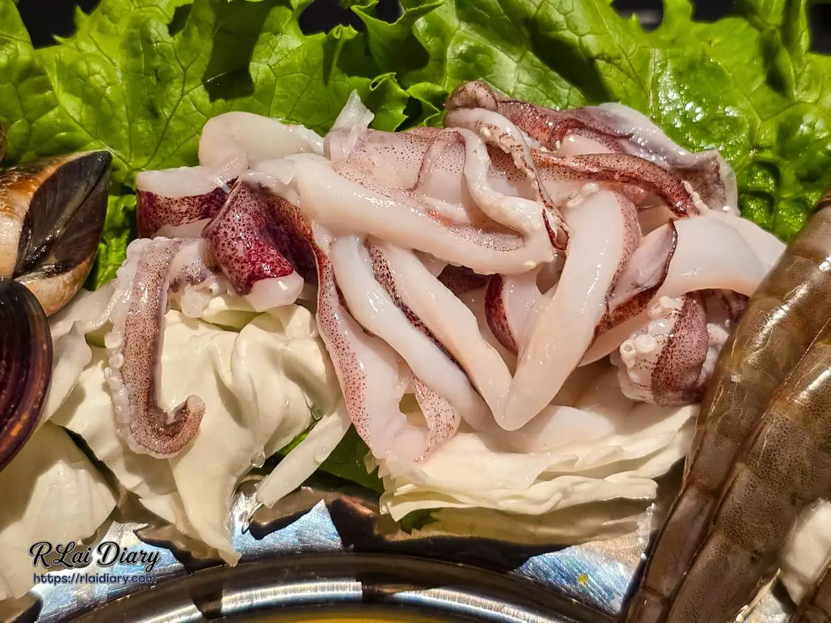 海陸推推鍋透抽特寫，切段的新鮮透抽與生菜，準備推入鍋中烹煮