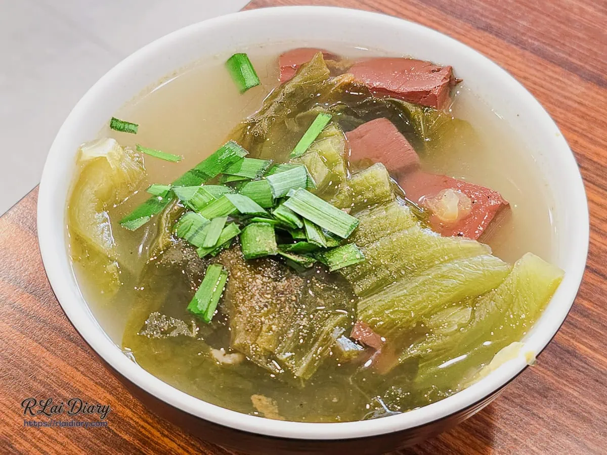 綜合湯全貌，配料包含大腸、小腸、豬肚、隔間肉與豬血