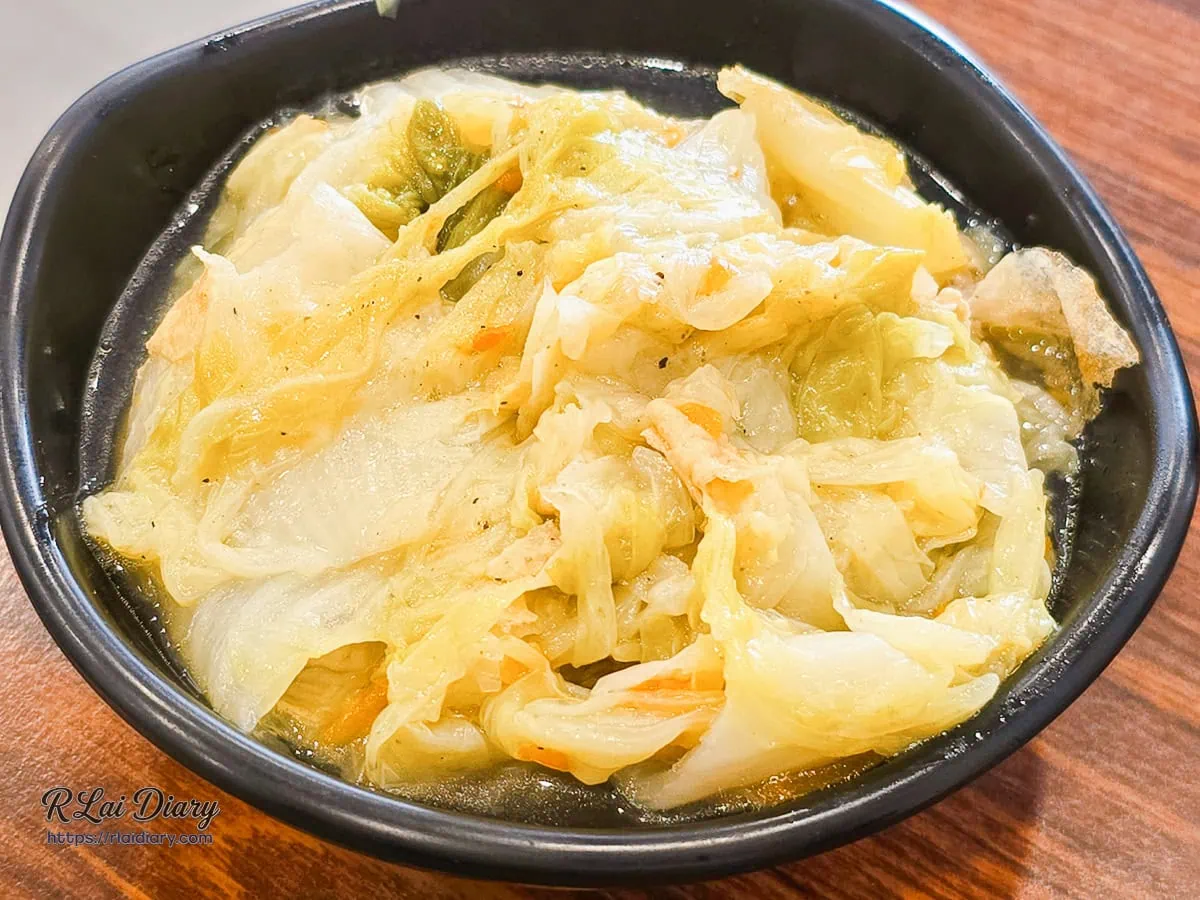 白菜滷特寫，白菜燉煮至半透明軟嫩且吸收高湯鮮味