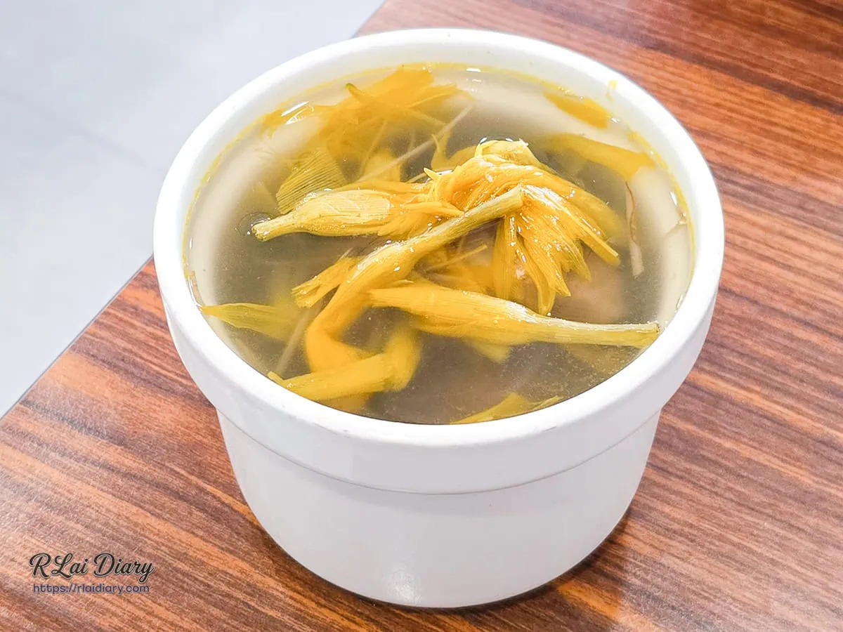 清爽甘甜的金針排骨湯加入蛤蠣提鮮