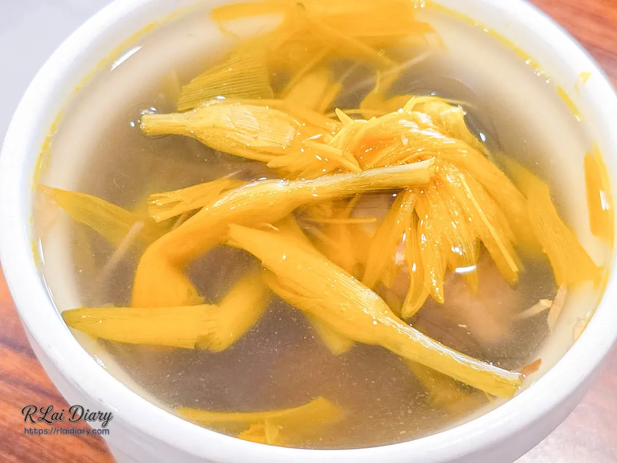 帶有淡雅花香與脆度的金針花湯特寫