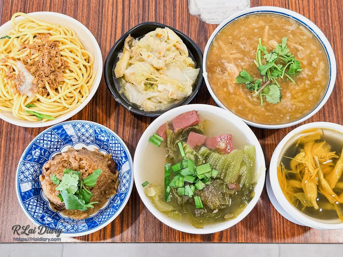 台中北屯王爺王肉羹的滿桌招牌菜，包含魚翅肉羹、古早味炒麵、米糕、白菜滷與豬血湯